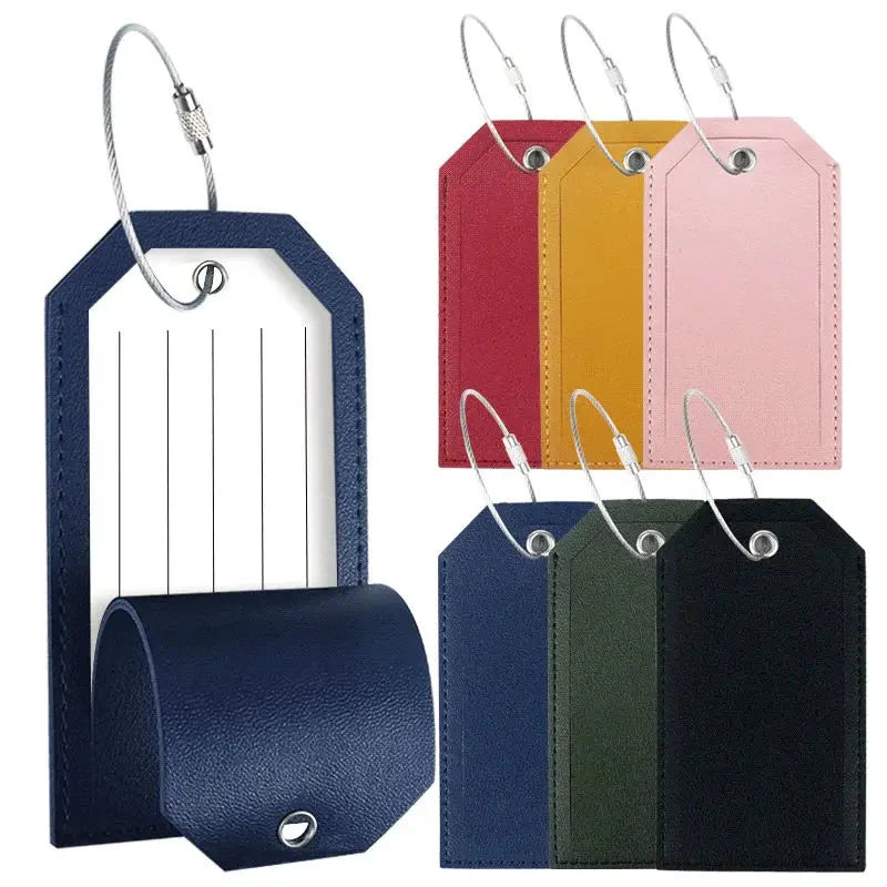 Étiquette bleu marine sur une valise en déplacement