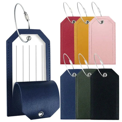 Étiquette bleu marine sur une valise en déplacement