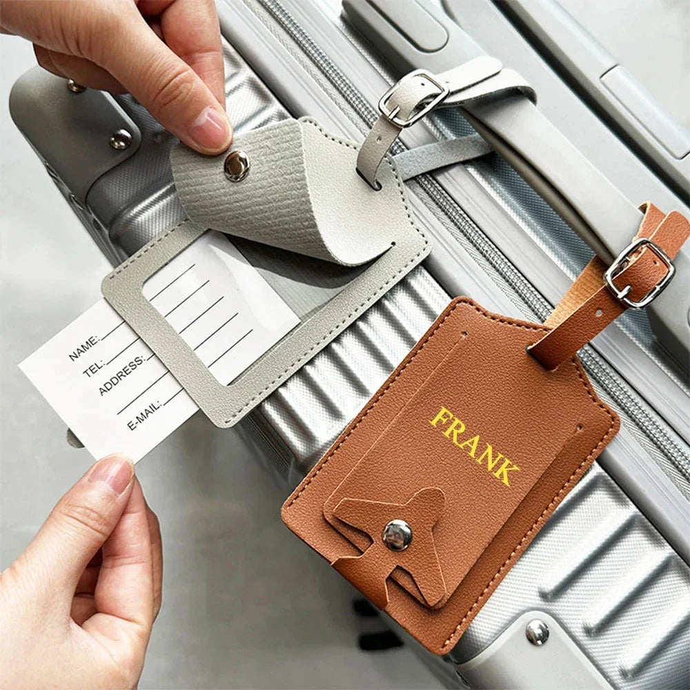 Étiquette marron pour valise avec initiales dorées visibles