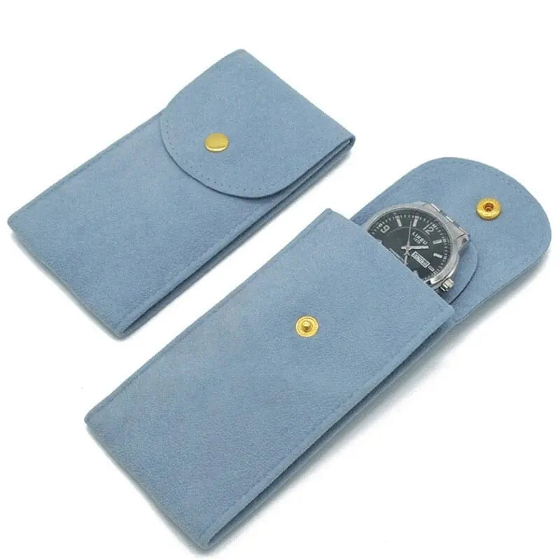 Étui en velours beige pour montre avec rabat ouvert