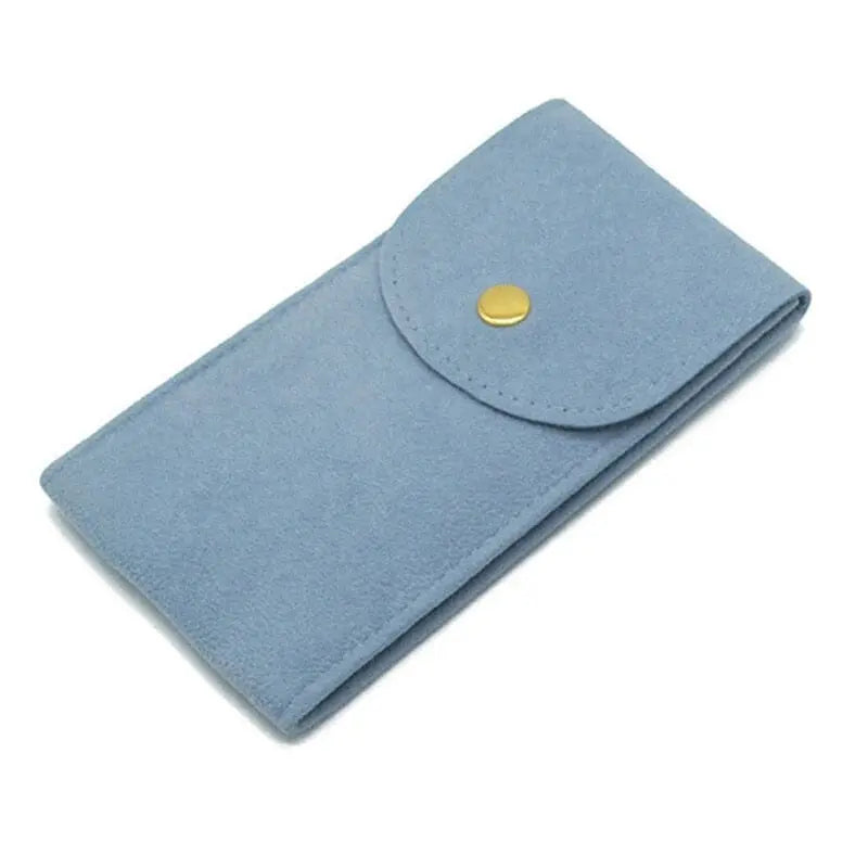 Étui en velours bleu ciel avec fermeture à bouton