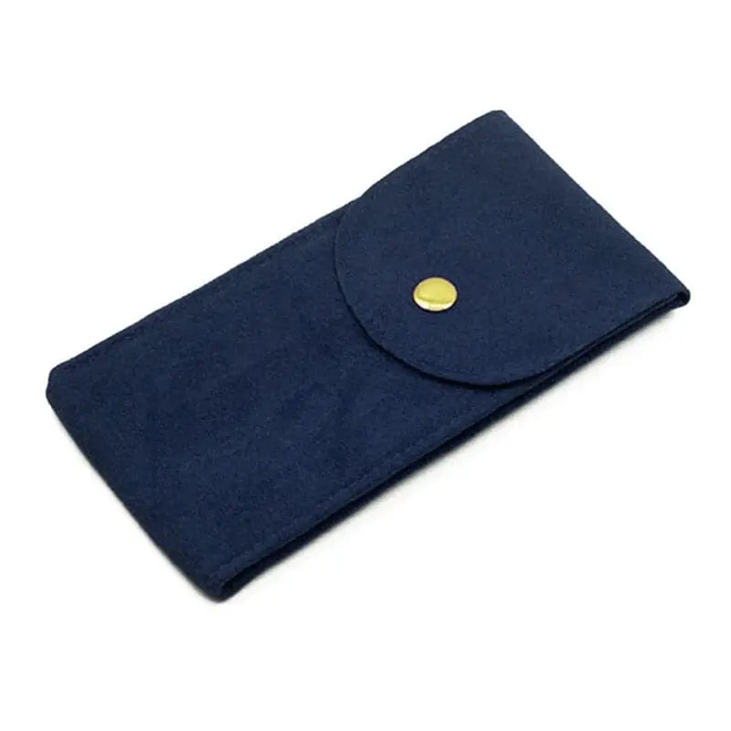 Étui en velours bleu marine avec rabat ouvert