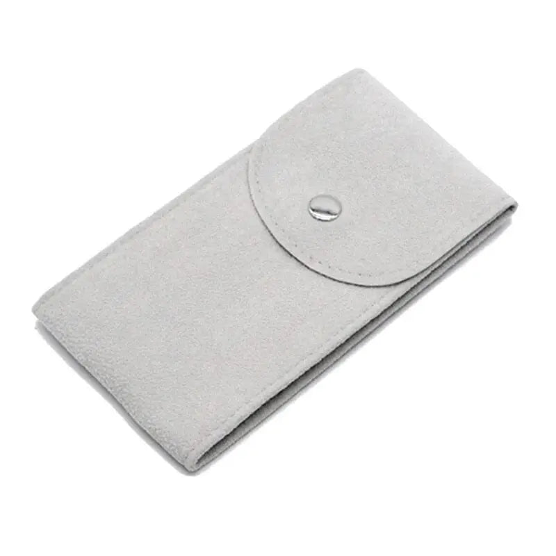 Étui en velours gris avec texture douce visible