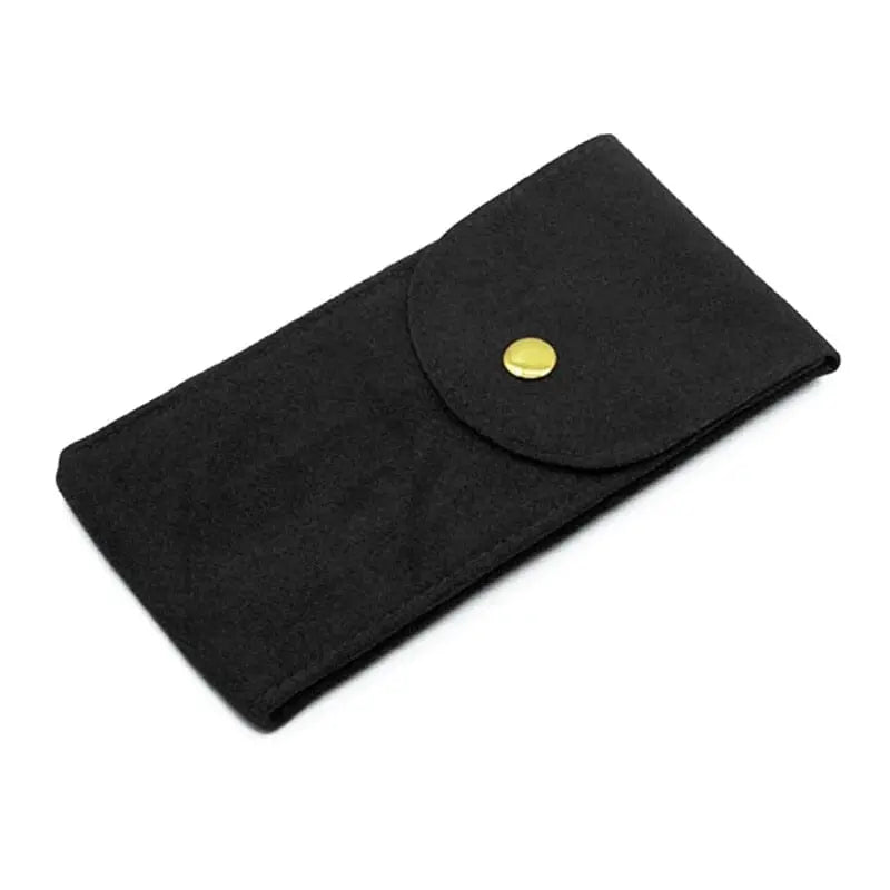 Étui en velours noir, bouton-pression visible