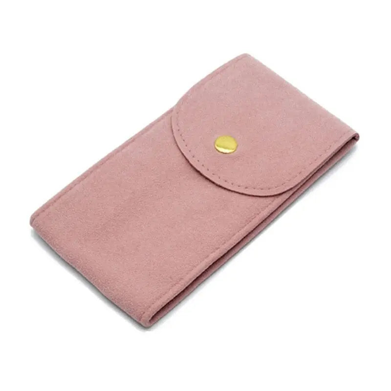 Étui en velours rose posé sur une surface blanche