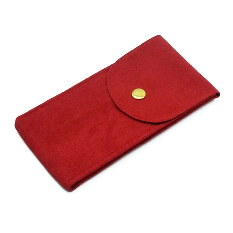 Étui en velours rouge, rabat fermé et bouton visible