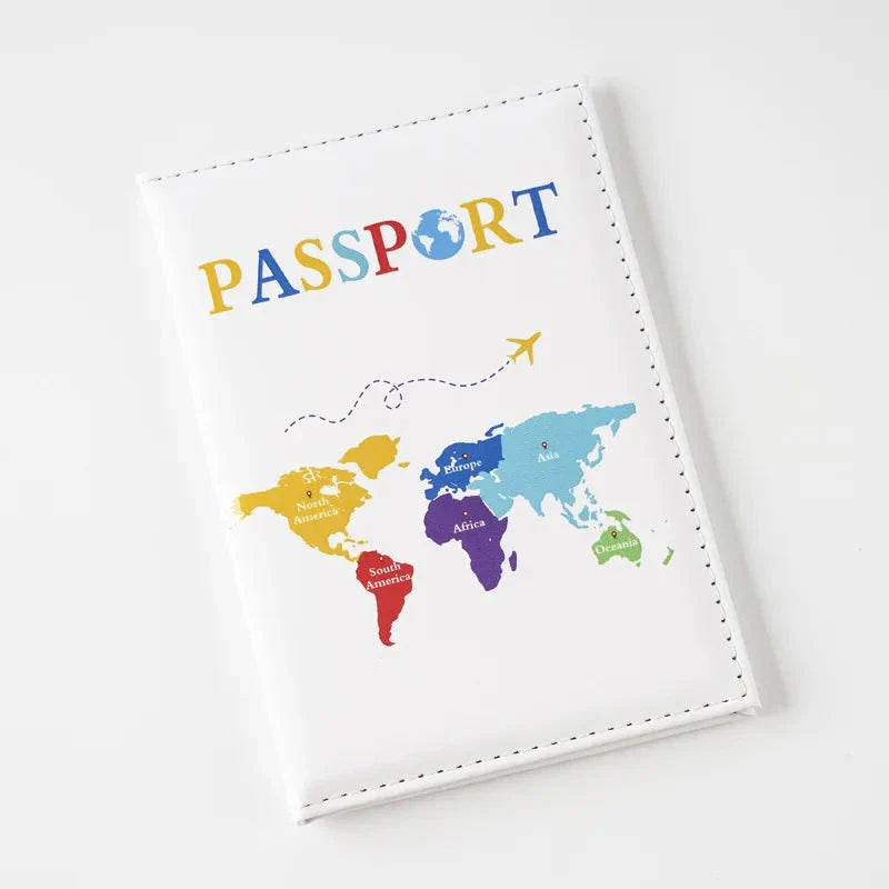 Étui à passeport posé sur une table en bois