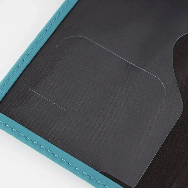 Détail de la texture en PU de l'étui à passeport