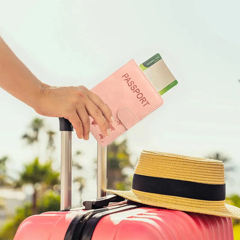 Gros plan sur la fermeture magnétique de l'étui passeport