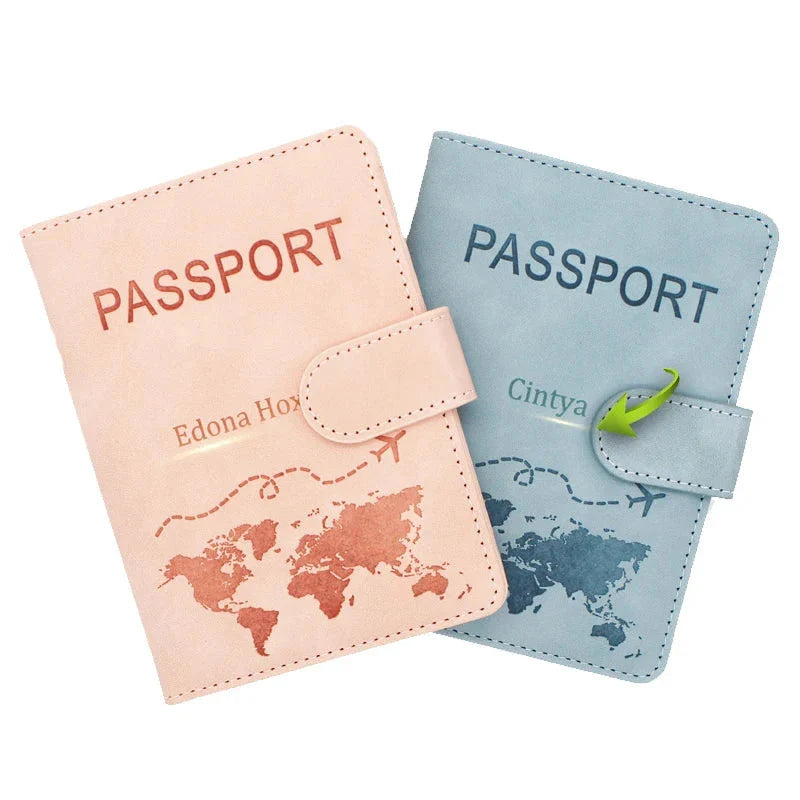 Étui passeport rose avec personnalisation, posé sur une table