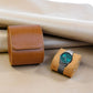 Étui marron pour montre, design arrondi et élégant