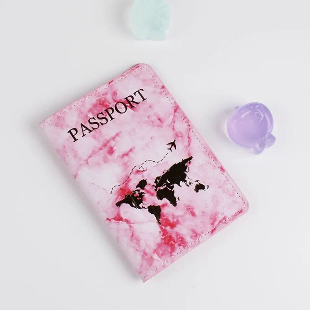 Étui rose avec motif carte du monde sur fond marbre