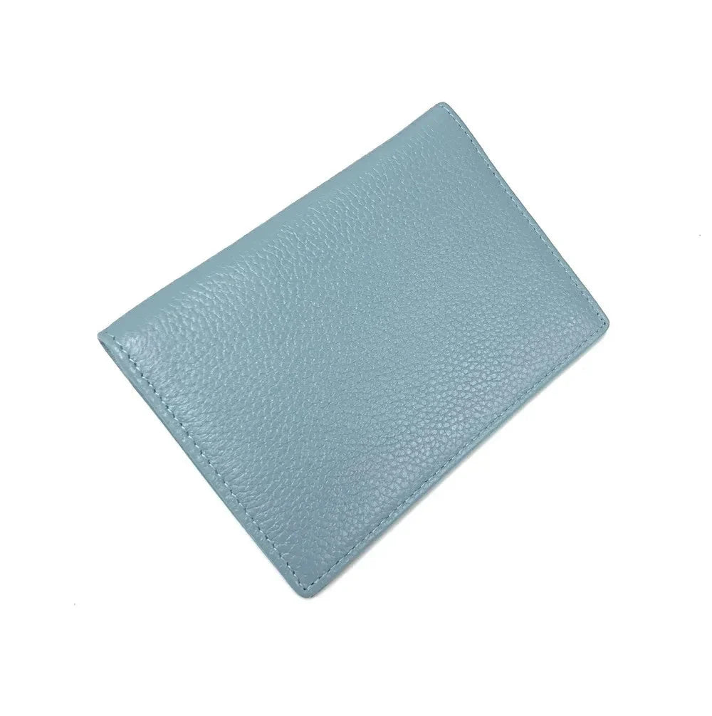 Étui passeport en cuir grainé bleu ciel, fermé