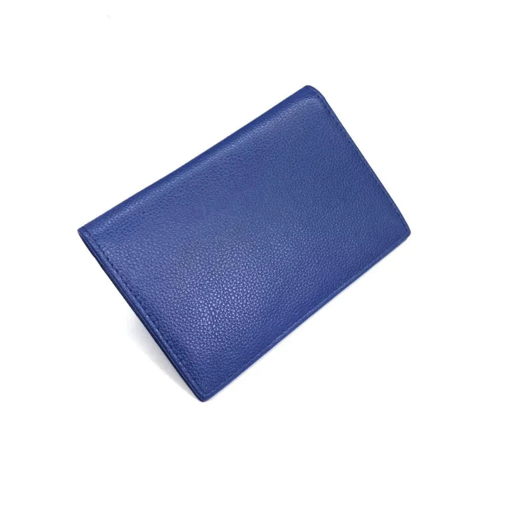 Étui passeport en cuir grainé bleu marine, fermé