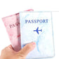 Étui passeport marbre avec motif avion doré