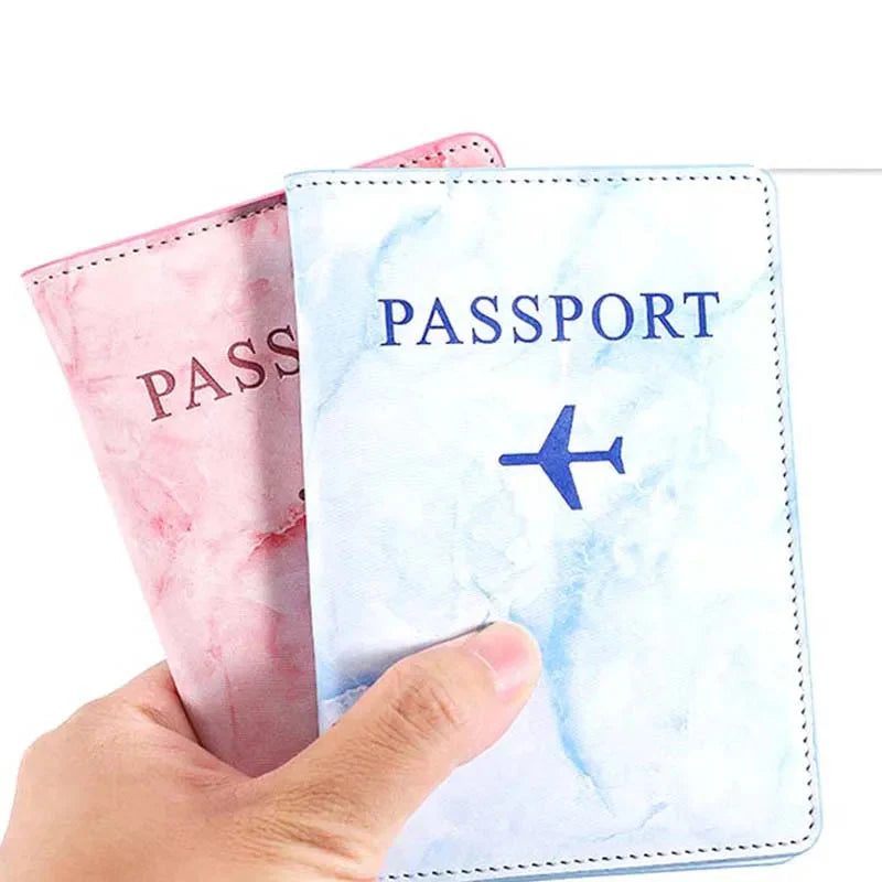 Étui passeport marbre avec motif avion doré