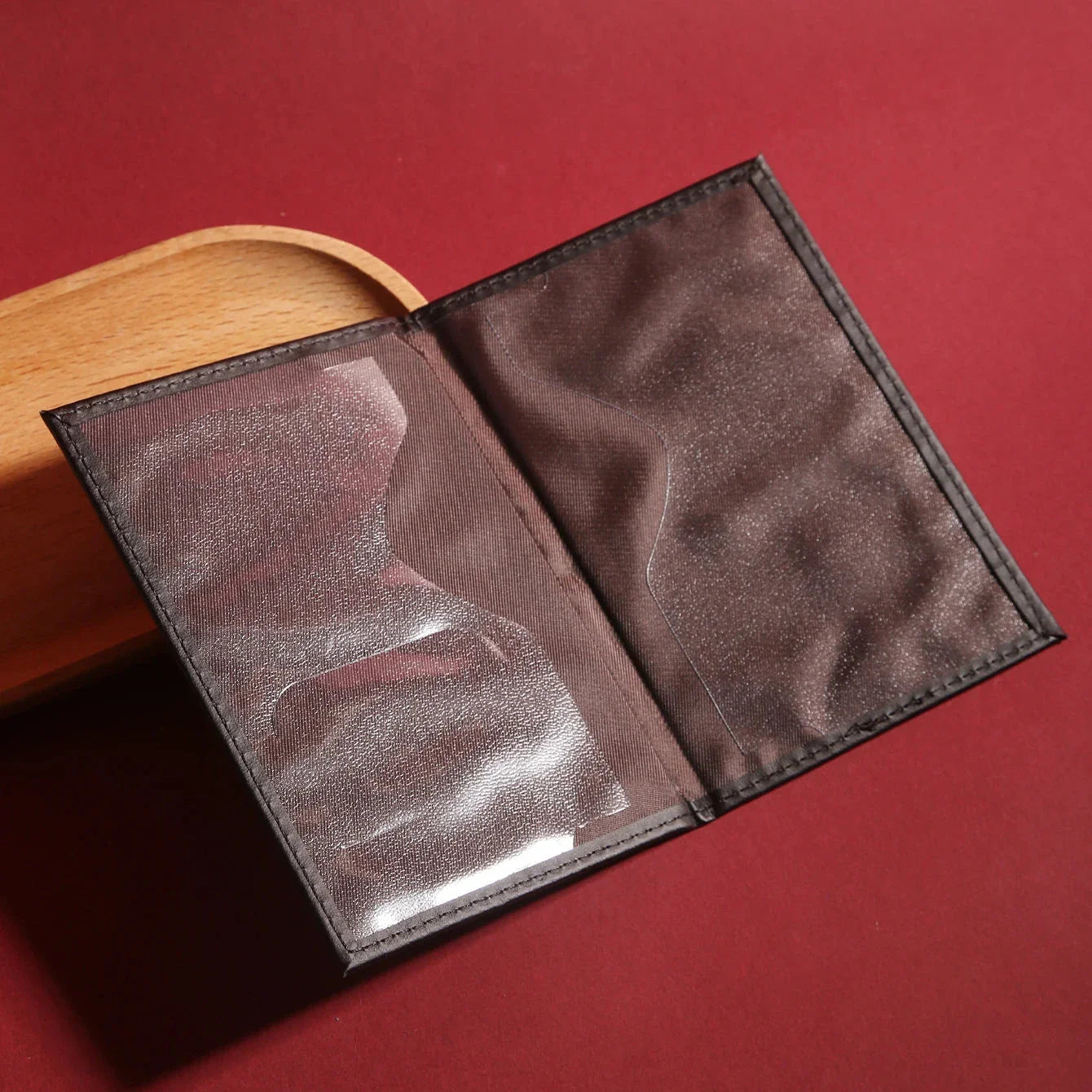 Étui passeport ouvert montrant la texture du matériau