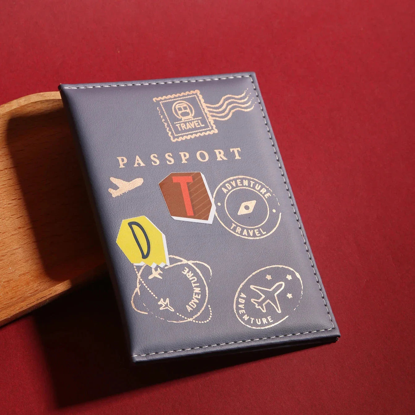 Étui passeport bleu avec initiales sur fond texturé