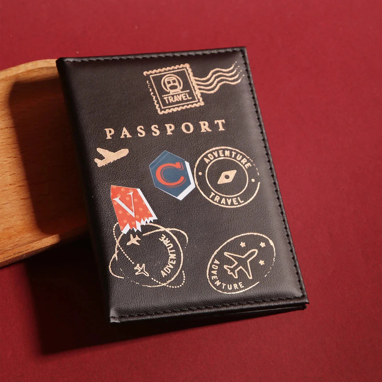 Étui passeport noir avec finition mate et initiales