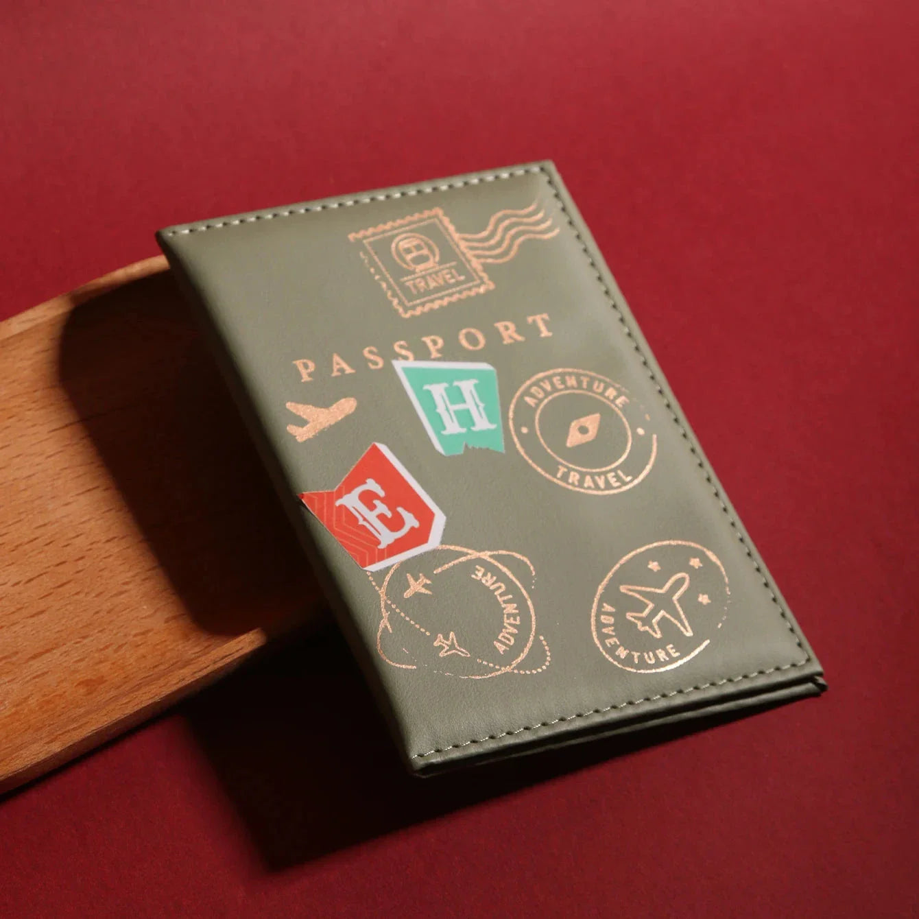 Étui passeport vert avec design vintage et initiales