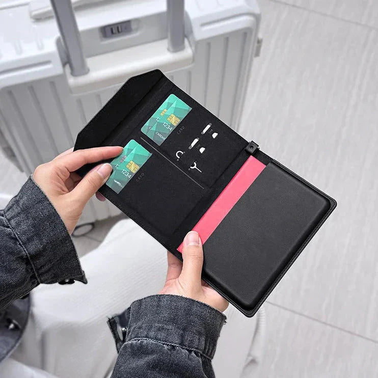 Étui passeport ouvert montrant emplacements pour cartes