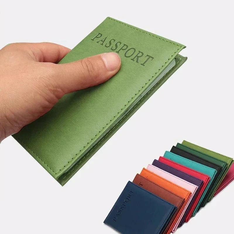 Étui passeport élégant en cuir synthétique noir, vue de face