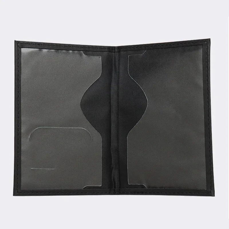 Gros plan sur le marquage 'Passport' en relief sur la couverture