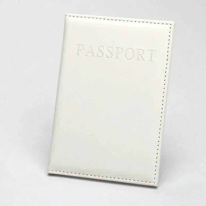 Étui passeport blanc, minimaliste et épuré, en vue rapprochée
