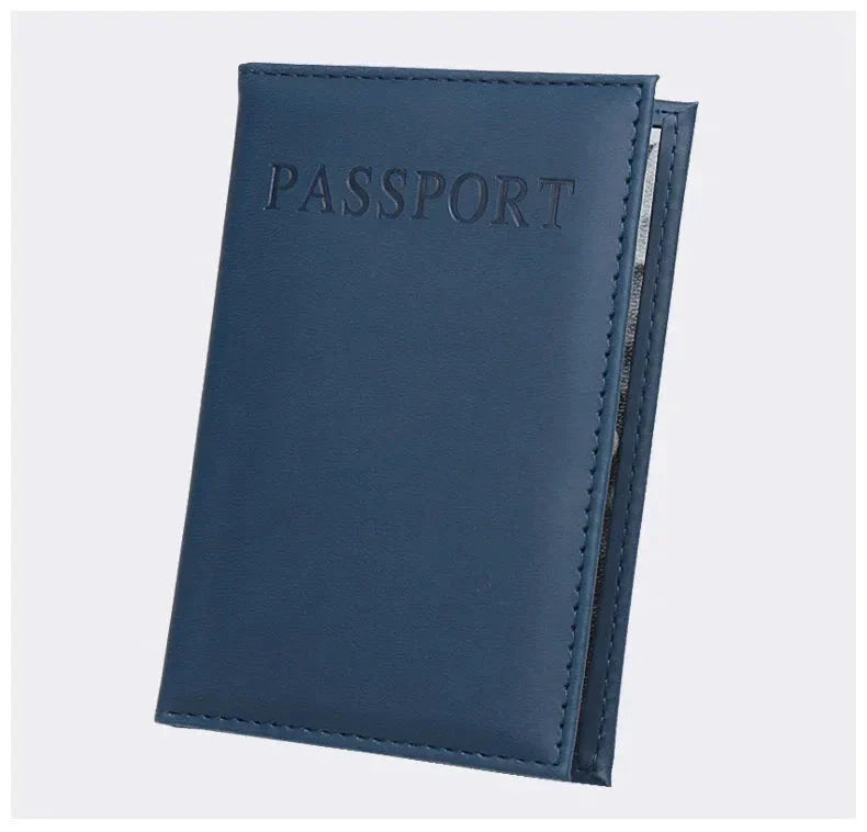 Étui passeport bleu marine, élégant et fonctionnel, posé à plat