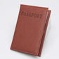 Étui passeport marron, texture en cuir synthétique, vue de face