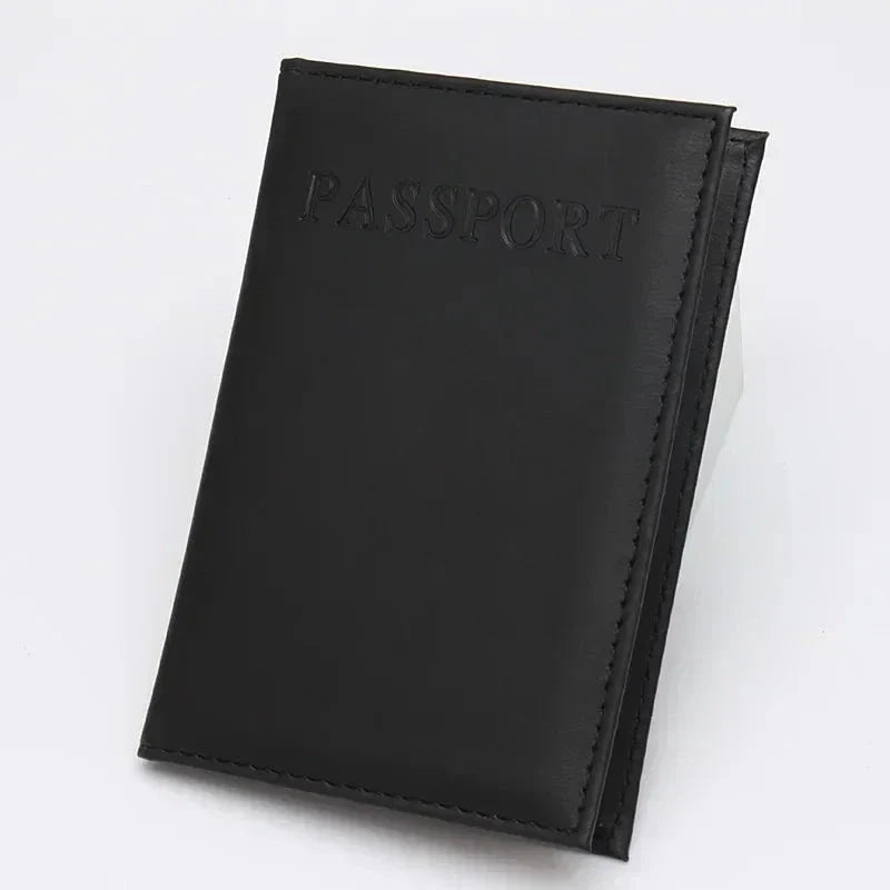 Étui passeport noir, design sobre et chic, posé sur une table