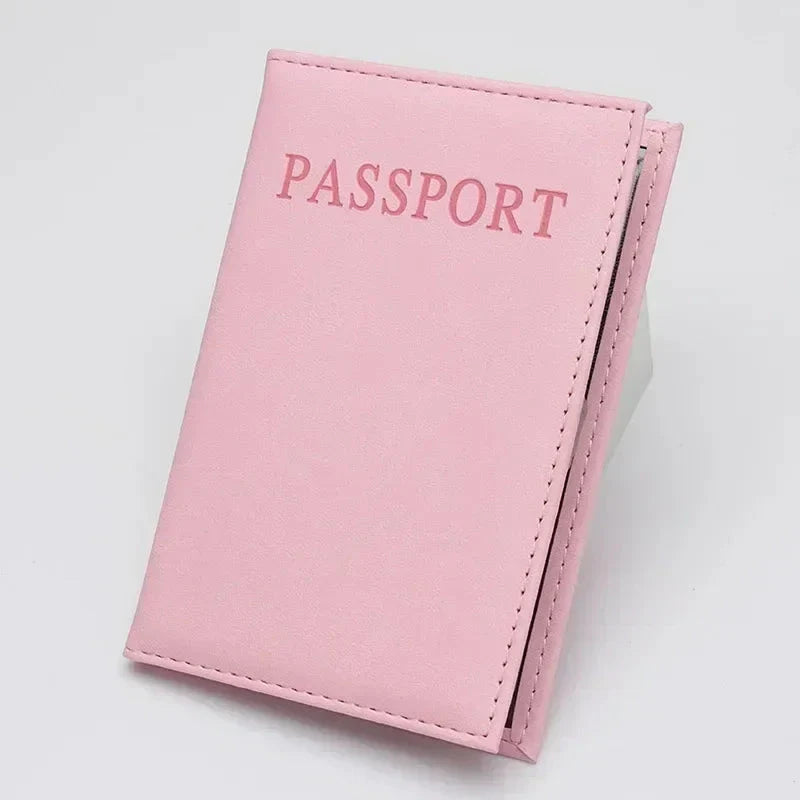 Étui passeport rose, doux et élégant, posé sur une surface claire