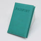 Étui passeport turquoise, frais et vibrant, posé sur une table