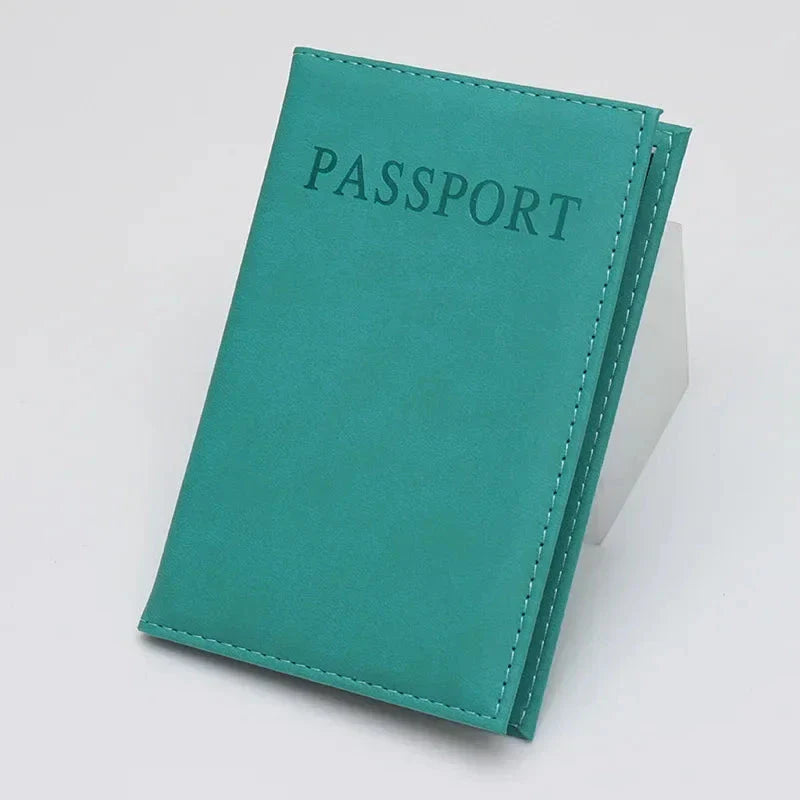 Étui passeport turquoise, frais et vibrant, posé sur une table