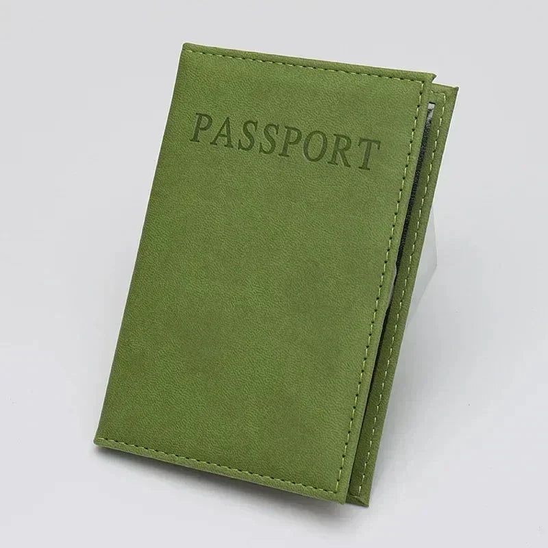 Étui passeport vert, design moderne et pratique, en vue d'ensemble
