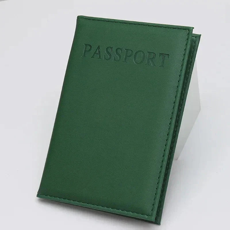 Étui passeport vert foncé, robuste et sophistiqué, en vue latérale