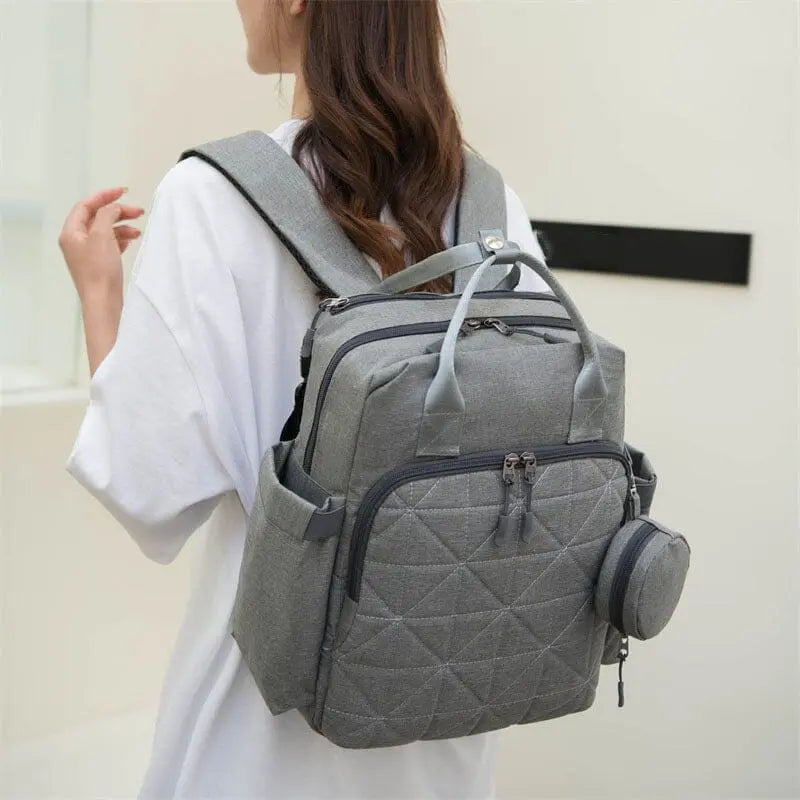 Sac à dos à langer ouvert montrant les rangements multiples