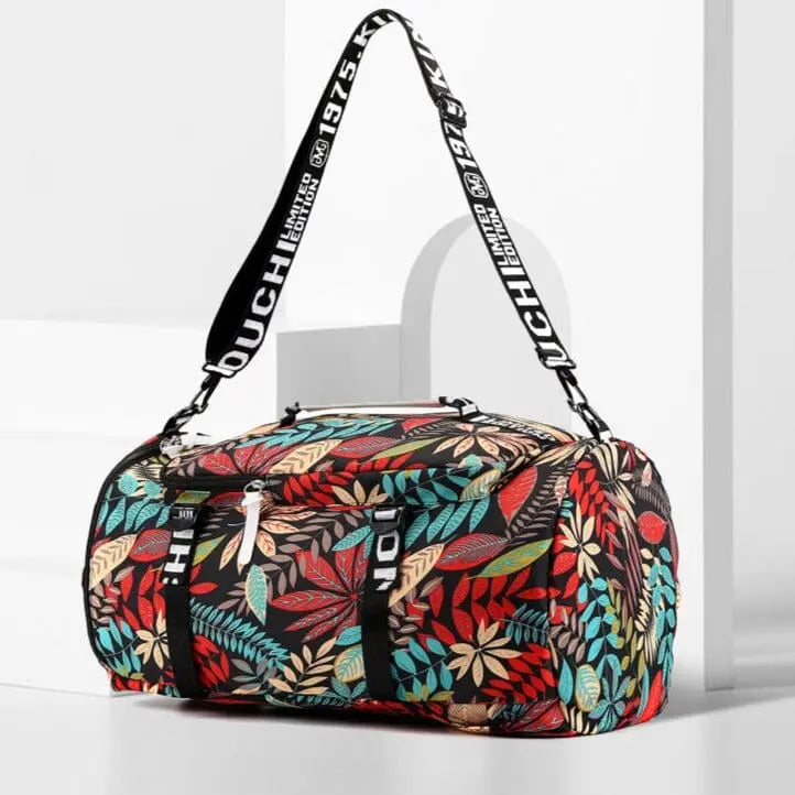 Sac à dos convertible posé sur une surface en bois