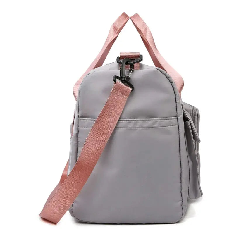 Sac de voyage porté à l'épaule, illustrant sa praticité