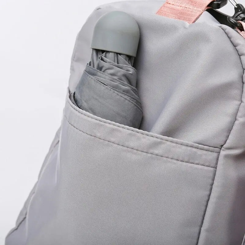 Sac de voyage plié, montrant sa compacité et facilité de rangement