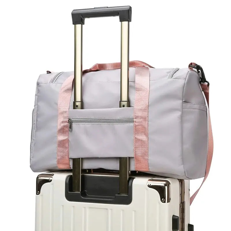 Vue de face d'un grand sac de voyage pliable en tissu oxford