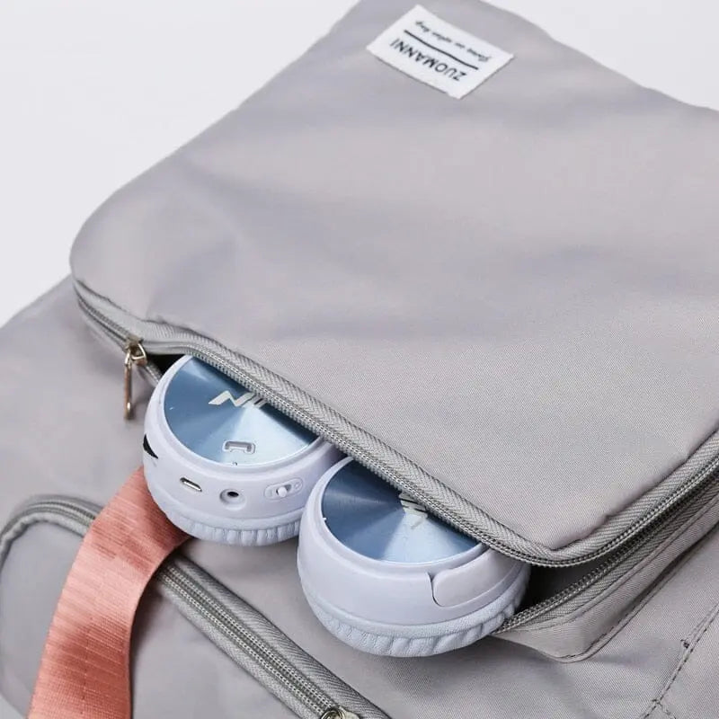 Vue latérale du sac de voyage, montrant sa grande capacité