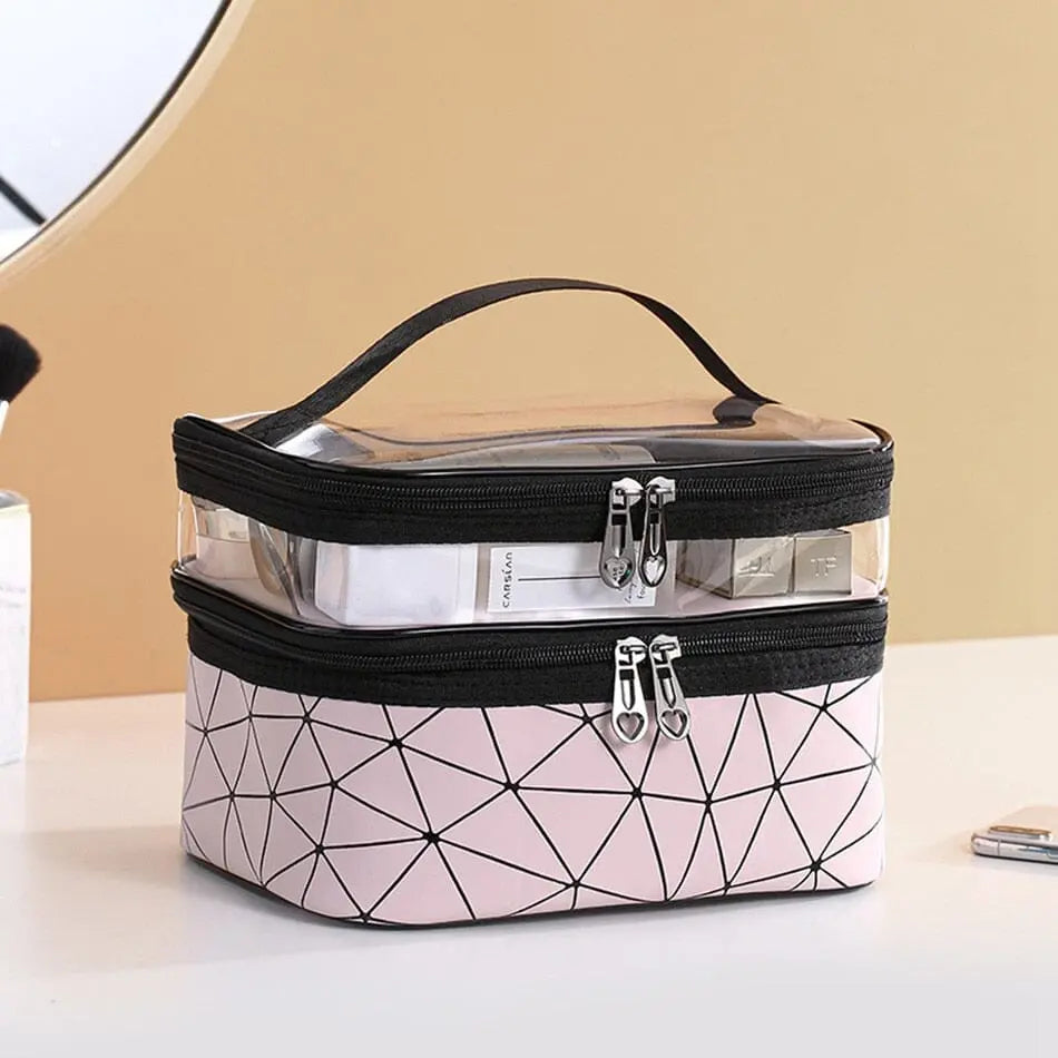 Trousse de toilette montrée avec des articles de toilette à l'intérieur
