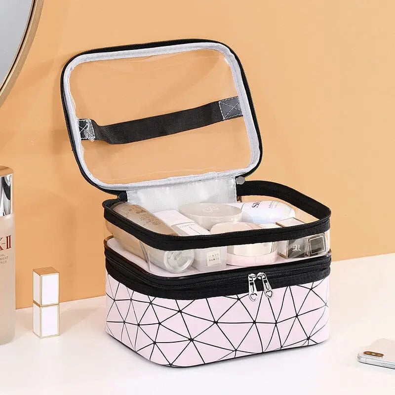 Compartiments de la trousse remplis de divers cosmétiques