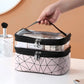 Trousse de toilette fermée sur une surface en bois clair