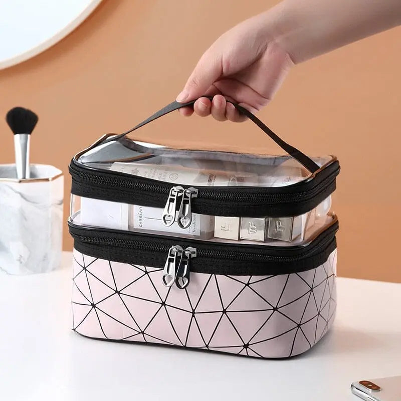 Trousse de toilette fermée sur une surface en bois clair