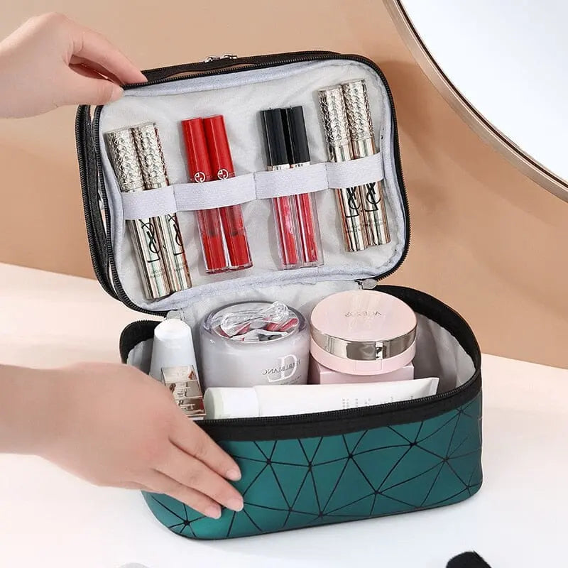 Trousse de toilette posée à côté d'autres accessoires de voyage