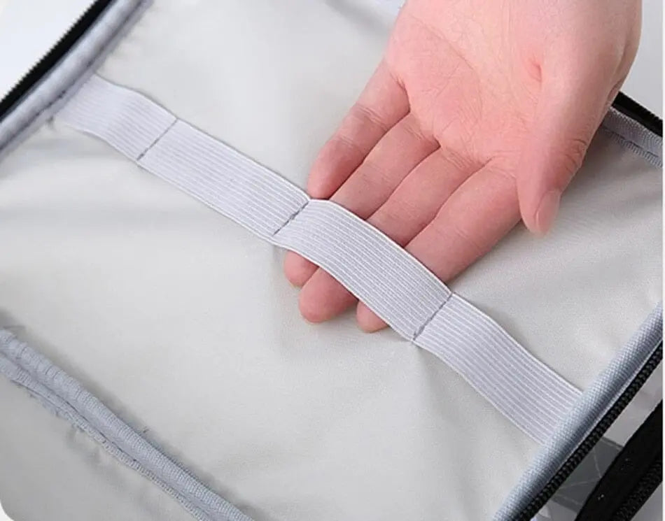 Intérieur de la trousse avec plusieurs produits de maquillage