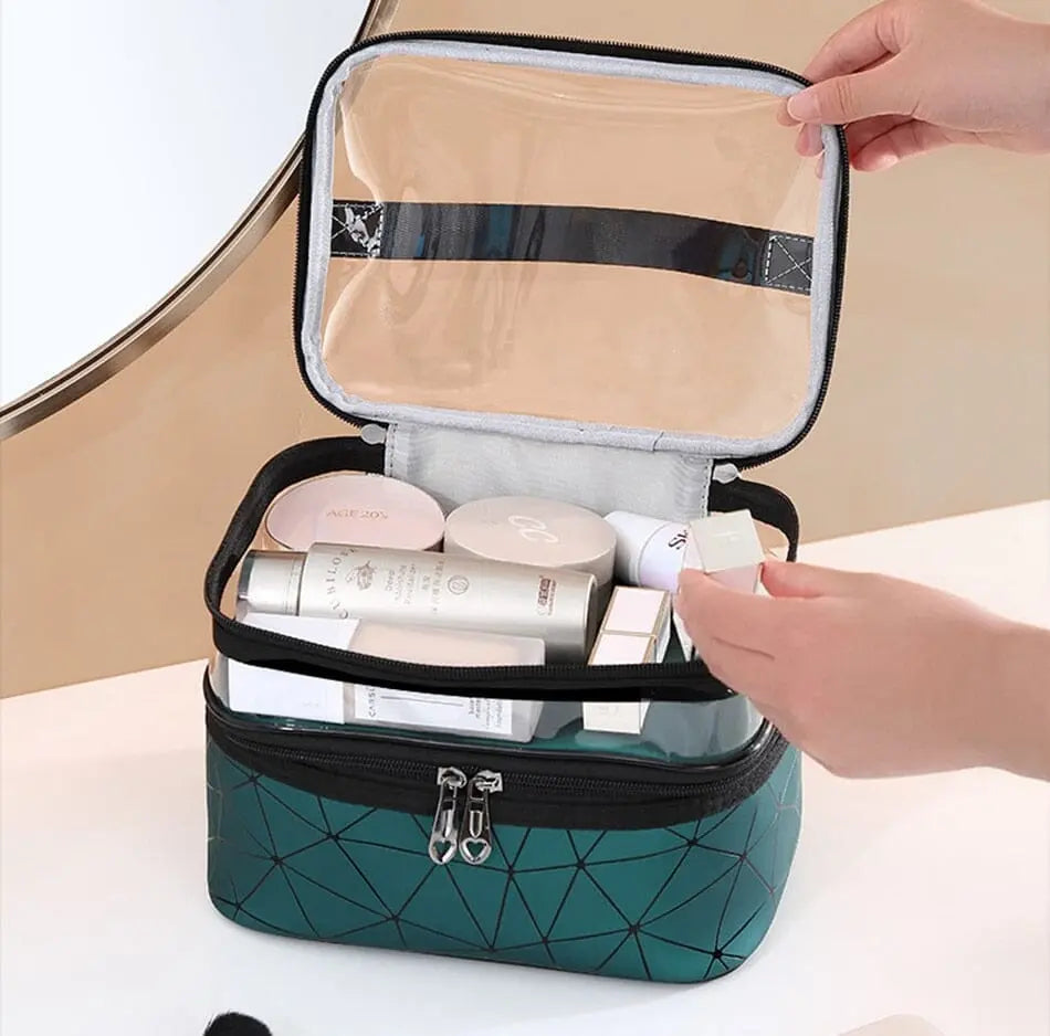 Trousse de toilette ouverte montrant deux compartiments spacieux