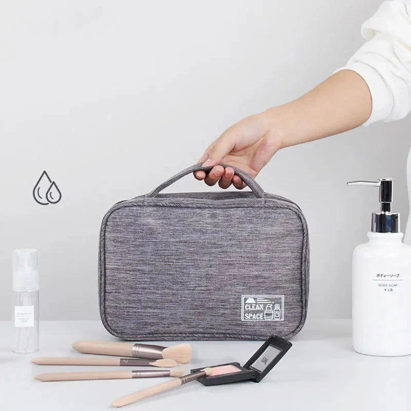 Trousse de toilette ouverte montrant le crochet de suspension